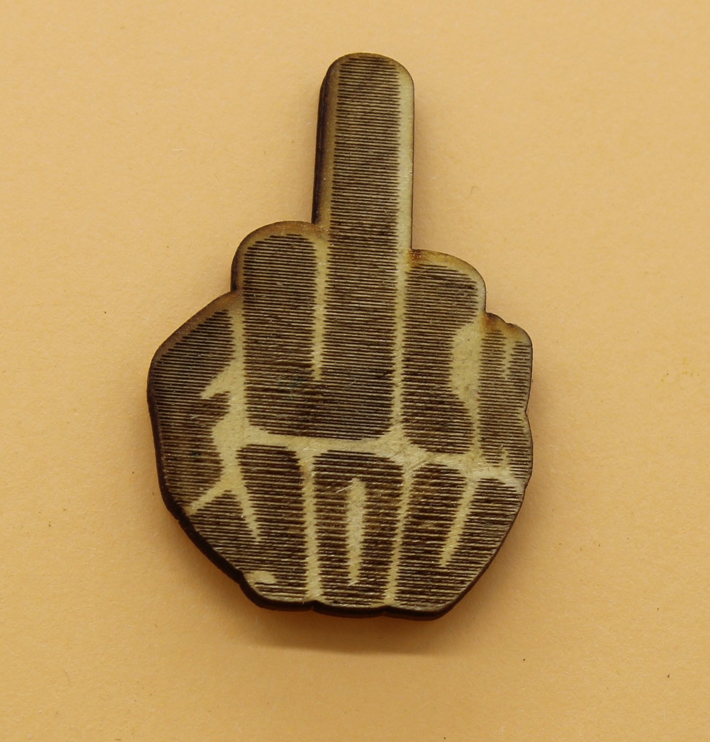 Lasergeschnittener und graviert Holz Magnetpin Stinkefinger Das ultimative Statement mit Humor