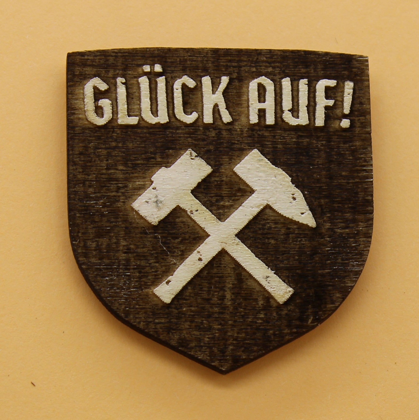 Lasergeschnittener und graviert Holz Magnetpin Bergbau Helm mit Hammer und Schlegel Tradition für deine Magnetwand
