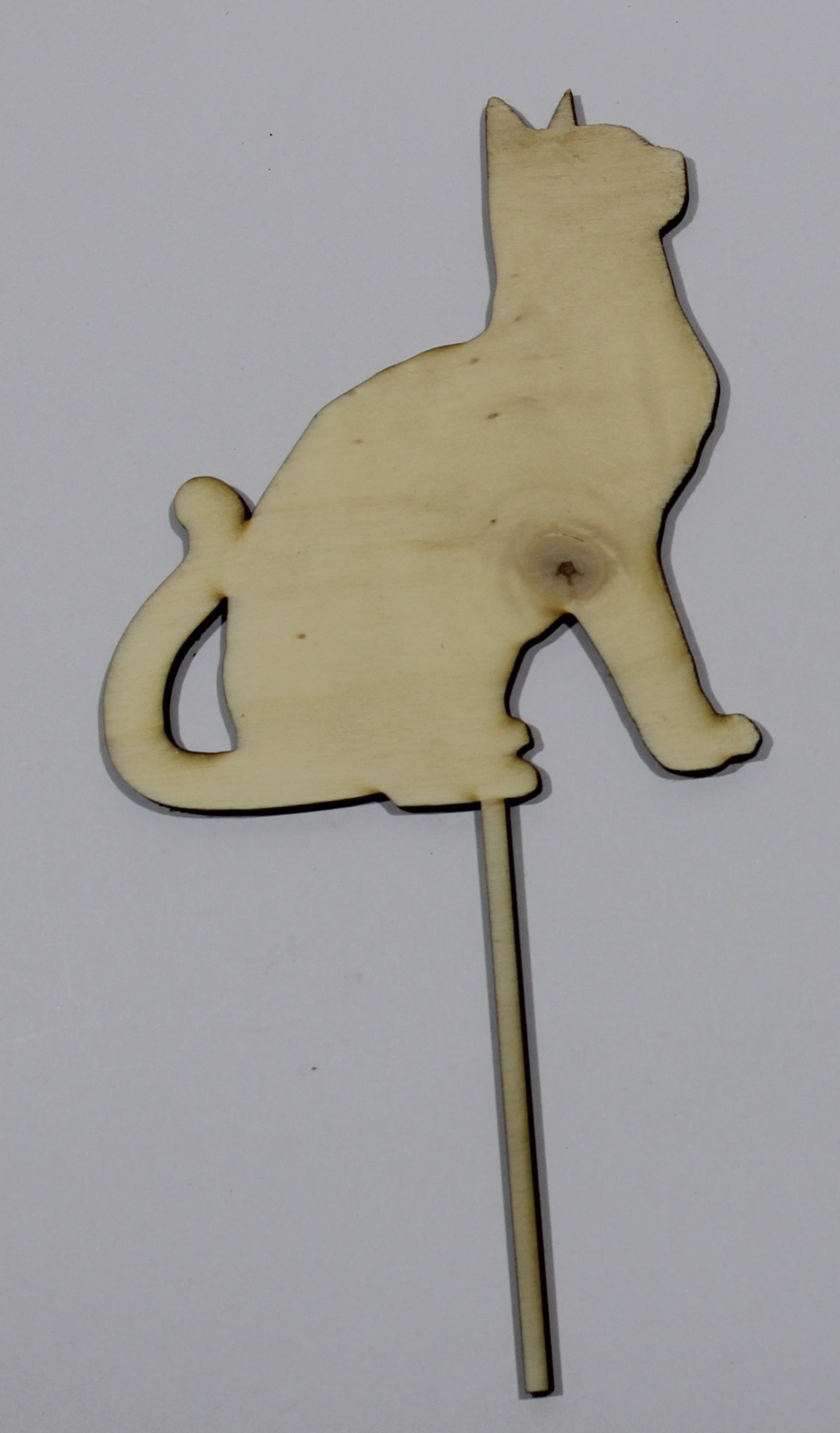 Katzen-Dekostecker aus Holz mit Herz-Aussparung